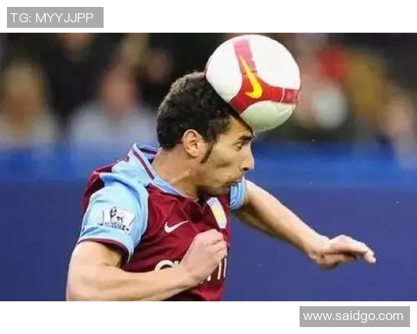 足球明星挑战极限技艺展现爬行头顶球的惊人技巧与乐趣 足球明星挑战极限技艺展现爬行头顶球的惊人技巧与乐趣